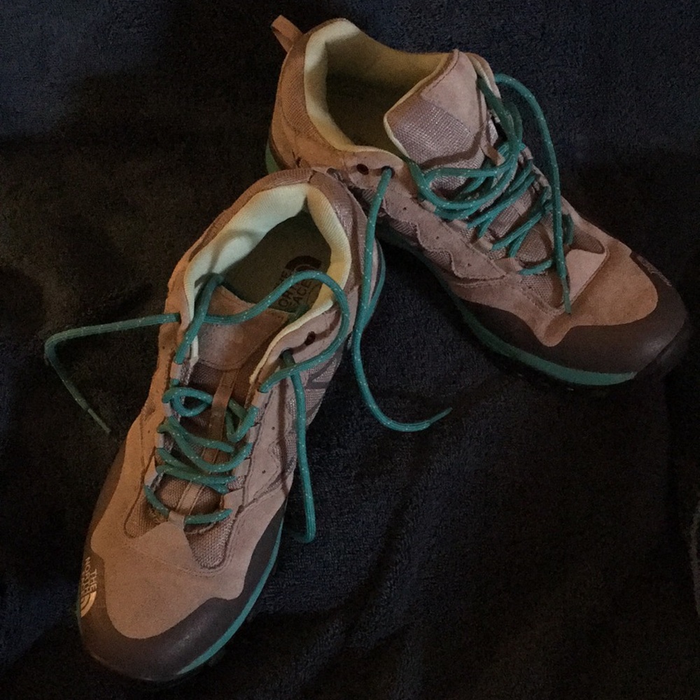 Tennis shoes